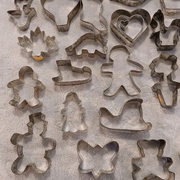 Lot of 45 Aluminum Metal Misc. Sizes & Shapes Cookie Cutters 7 with Handles - Picture 4 of 11